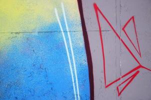 fragmento de primer plano de un dibujo de graffiti aplicado a la pared con pintura en aerosol. imagen de fondo de una composición moderna de líneas y áreas coloreadas. concepto de arte callejero foto