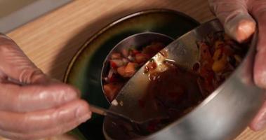 tartar de atún: el chef vierte el atún crudo mixto y las verduras picadas en una moldeadora de acero inoxidable. - tiro de ángulo alto video