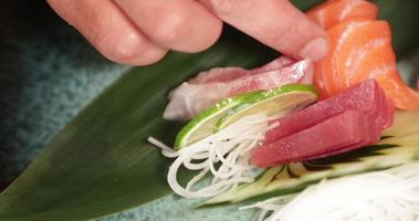 Fixieren einer köstlichen Mahlzeit - japanisches Sushi - aus nächster Nähe video