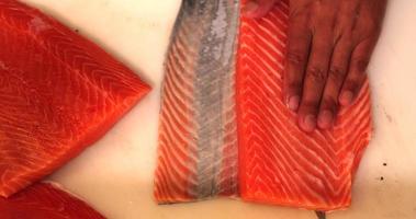 removendo carne fresca de salmão da pele para sushi - tiro aéreo video