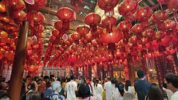 Bangkok, Thailand januari 1, 2023. atmosfeer binnen wat mangkon kamalawat lengte nee yi mensen komen naar aanbidden en vragen voor zegeningen van monniken in wat mangkon. Chinese nieuw jaar Aan yaowarat weg video
