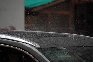 coche lluvia intensa en el barrio chino de la ciudad de nueva york foto