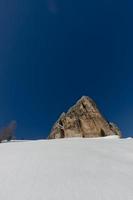 Dolomitas enorme vista panorámica en tiempo de nieve de invierno foto