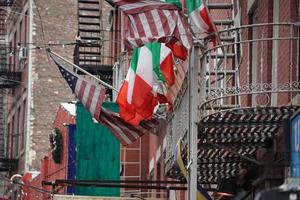 little italy nueva york edificios bandera italiana verde blanco y rojo foto
