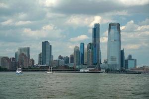rascacielos de nueva jersey nueva york vista del paisaje urbano desde el río hudson isla de la libertad foto