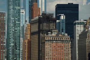 detalle de los rascacielos de nueva york vista del paisaje urbano desde la isla de la libertad del río hudson foto