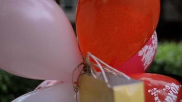 een bundel van groot mooi gekleurde ballonnen dichtbij omhoog video