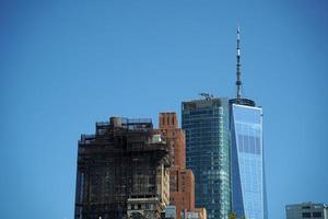 detalle de los rascacielos de nueva york vista del paisaje urbano desde la isla de la libertad del río hudson foto