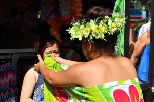 rarotonga, islas cook - 19 de agosto de 2017 - turistas y lugareños en el popular mercado de los sábados foto