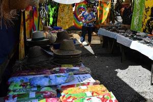 rarotonga, islas cook - 19 de agosto de 2017 - turistas y lugareños en el popular mercado de los sábados foto