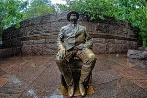 Washington DC, Estados Unidos - 17 de mayo de 2018 - estatua conmemorativa de Roosevelt bajo la lluvia en DC foto