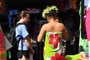 rarotonga, islas cook - 19 de agosto de 2017 - turistas y lugareños en el popular mercado de los sábados foto