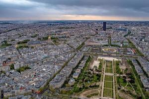 vista nocturna de parís desde la torre eiffel foto