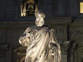 iluminado san pietro san pedro estatua vaticano roma iglesia en la noche foto