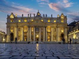 iluminado san pietro san pedro vaticano roma iglesia al atardecer foto