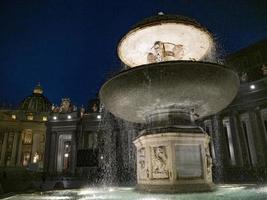 iluminado san pietro san pedro vaticano roma lugar fuente foto