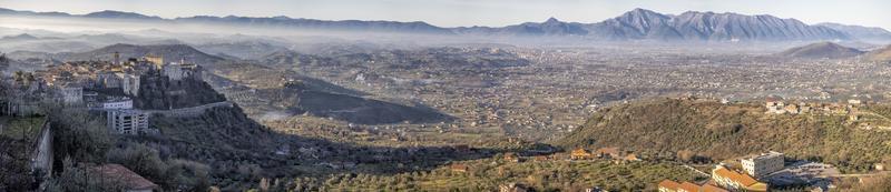 veroli pueblo medieval lacio frosinone enorme valle paisaje foto