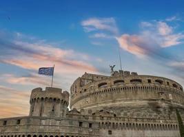 bandera de la ue ondeando en castel sant angelo roma foto