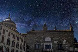 bergamo piazza maggiore place vista en la noche estrellada foto