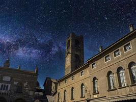 bergamo piazza maggiore place vista en la noche estrellada foto