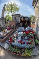 París, Francia - 2 de mayo de 2016 Bernard Vetchac, también conocido como Tignus de Charlie Hebdo, tumba en el cementerio de Pere-Lachaise, fundador de la homeopatía foto