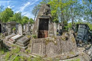 París, Francia - 2 de mayo de 2016 tumbas antiguas en el cementerio de Pere-Lachaise foto