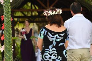 rarotonga, islas cook - 19 de agosto de 2017 - boda en la playa de arena del paraíso tropical foto