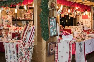 trento, italia - 1 de diciembre de 2015 - gente en el mercado tradicional de navidad foto