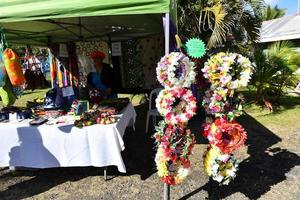 rarotonga, islas cook - 19 de agosto de 2017 - turistas y lugareños en el popular mercado de los sábados foto