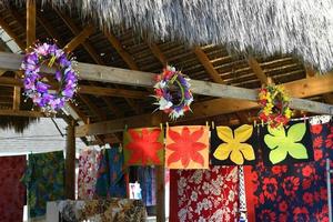 rarotonga, islas cook - 19 de agosto de 2017 - turistas y lugareños en el popular mercado de los sábados foto