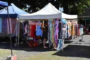 rarotonga, islas cook - 19 de agosto de 2017 - turistas y lugareños en el popular mercado de los sábados foto