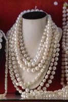 collar de perlas blancas en exhibición foto