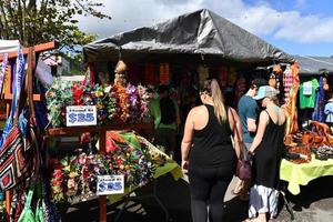 rarotonga, islas cook - 19 de agosto de 2017 - turistas y lugareños en el popular mercado de los sábados foto