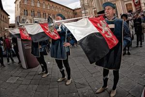 Siena, Italia - 25 de marzo de 2017 - tradicional desfile de ondeadores de banderas foto