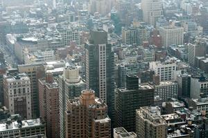 vista aérea del paisaje urbano de manhattan de nueva york en un día de niebla foto