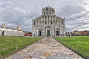 cúpula de pisa y torre inclinada vista detallada de primer plano foto