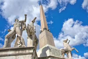 Roma estatua medieval con obelisco foto