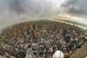 vista aérea del paisaje urbano de manhattan de nueva york en un día de niebla foto