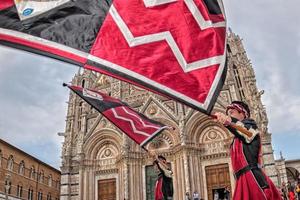 Siena, Italia - 25 de marzo de 2017 - tradicional desfile de ondeadores de banderas foto