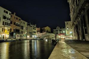 vista nocturna de los canales de venecia foto