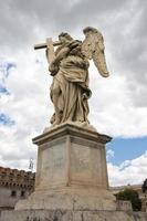 ángel estatua de mármol sosteniendo una cruz