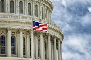 Detalle del capitolio de Washington DC con bandera americana foto