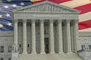 fachada de la corte suprema de washington dc en el fondo de la bandera americana