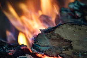 detalle de brasas de madera en la chimenea foto