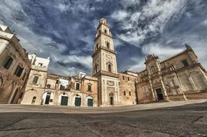 edificio barroco y vista de la iglesia de lecce, italia foto