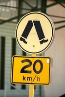 Señal de límite de velocidad de 20 km zona peatonal foto