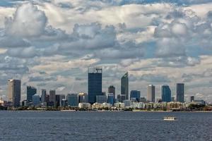 Perth, Australia, 18 de agosto de 2015 - paisaje urbano en un día nublado foto