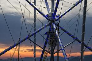 estructura de tela metálica al atardecer foto