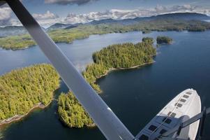 vista aérea de la isla del príncipe de gales de alaska desde un hidroavión foto