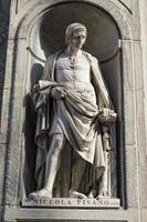 florencia uffizi estatua nicola pisano foto